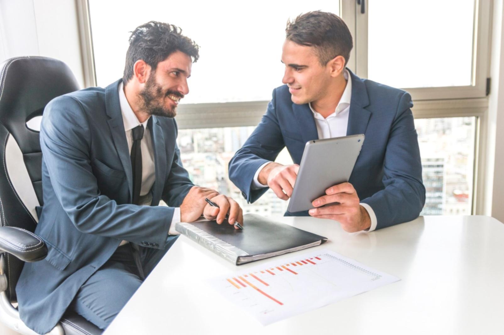 Matériaux d'apprentissage budgétaire organisés sur un bureau avec calculatrice et graphiques financiers